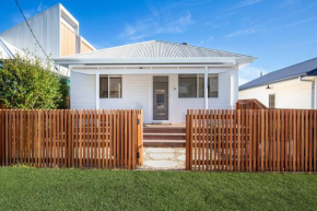 Fishery Road Cottage Pet Friendly 2 Mins Walk to Beach, Currarong